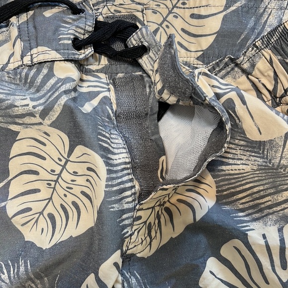 Quiet Storm Men's 8" Inseam Banana Leaf Bathing Suit Size 36 - Picture 11 of 11